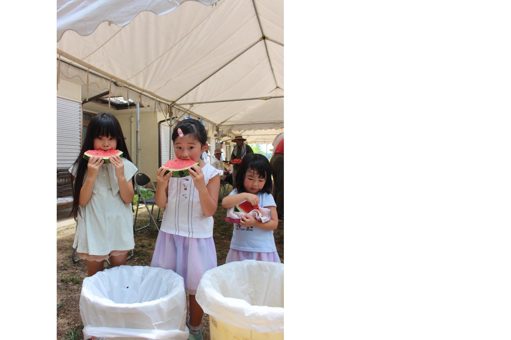 スイカを食べる子どもたち