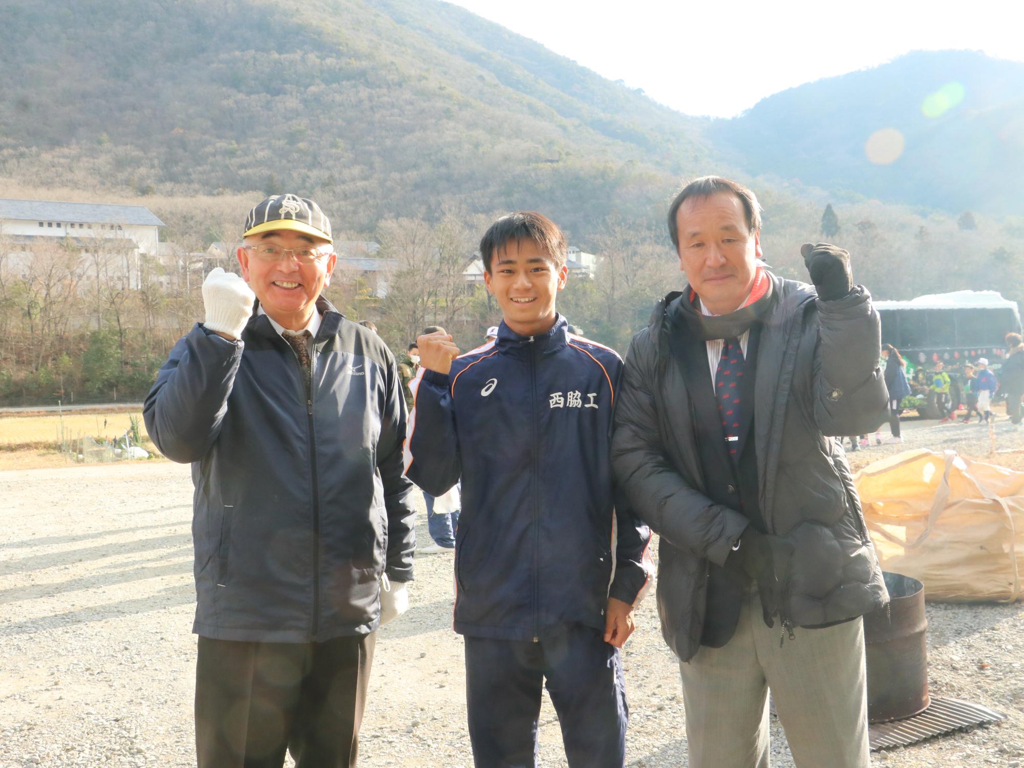 昨年の今田元旦マラソンの時に撮った、市長と小田選手と足立監督のスリーショット。