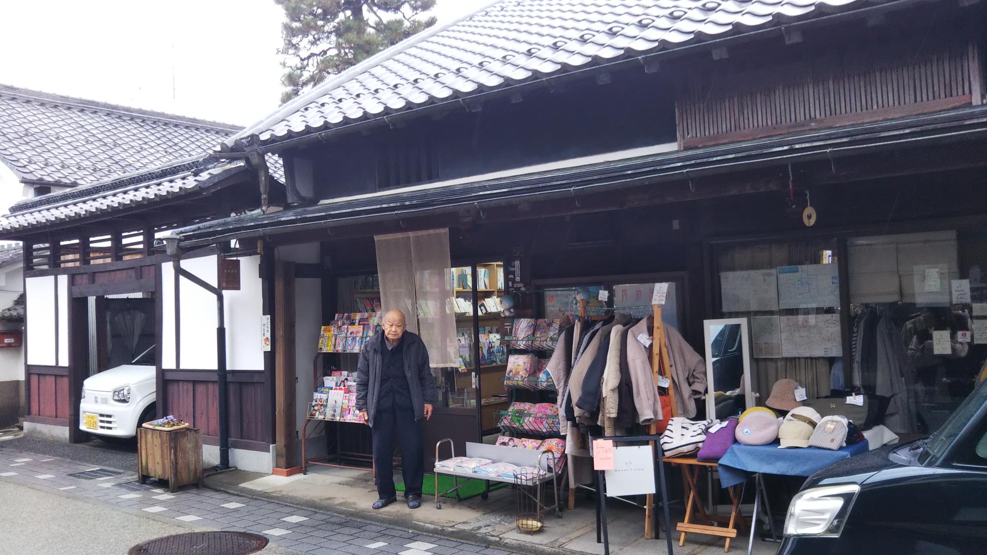 森本書房の外観、奥さんと販売しているアクセサリーが写っている