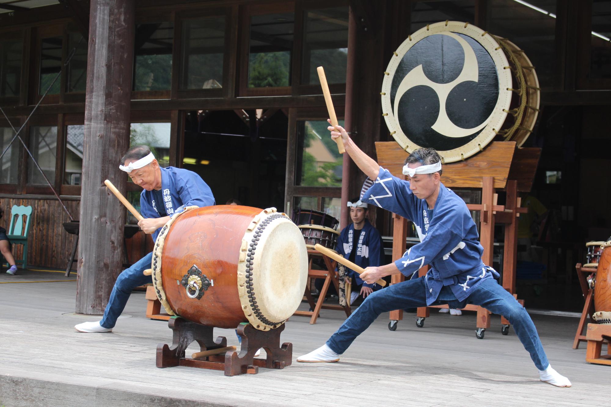 太鼓を打つ方々