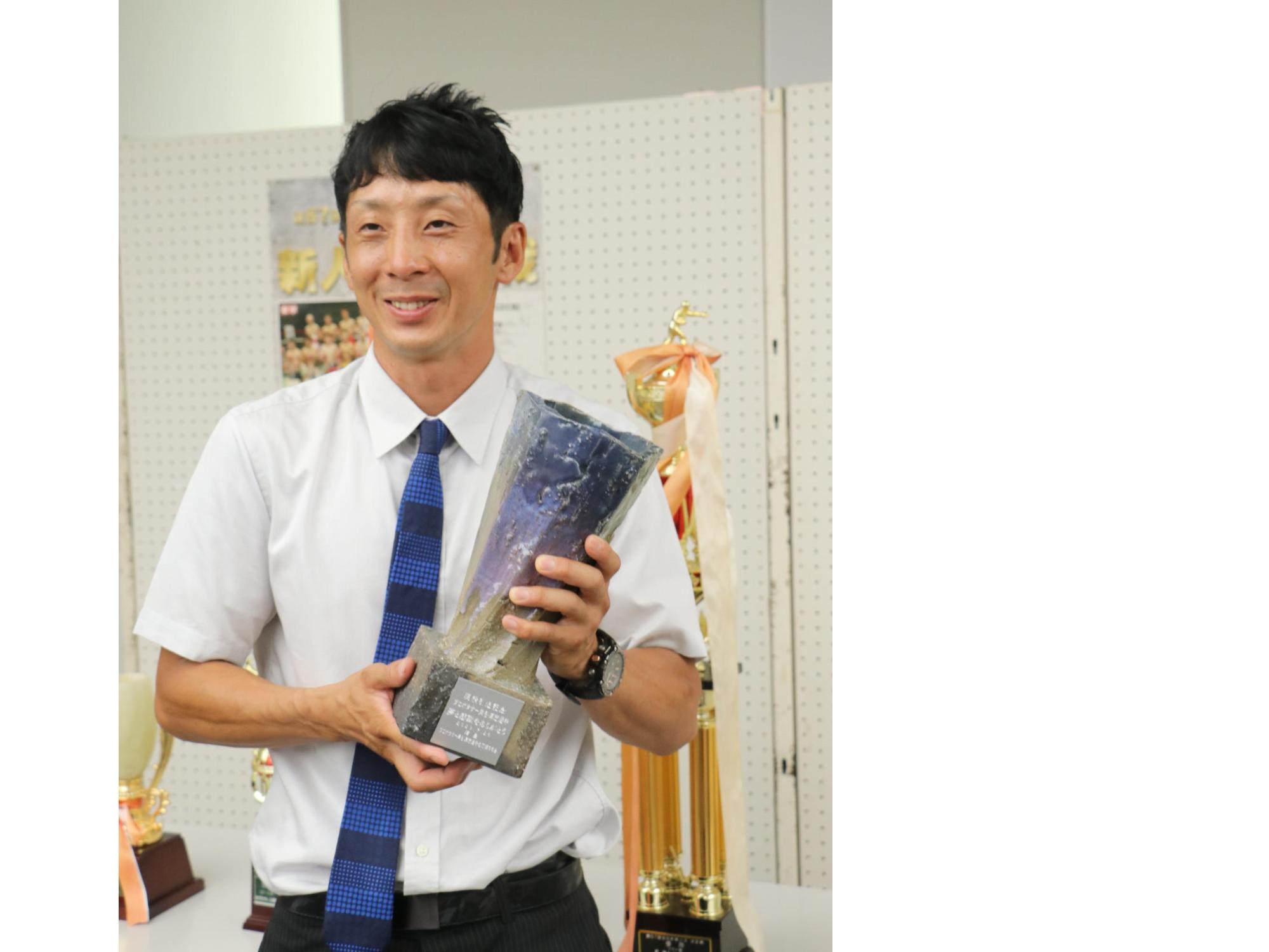 丹波焼の記念トロフィーを持った角谷選手