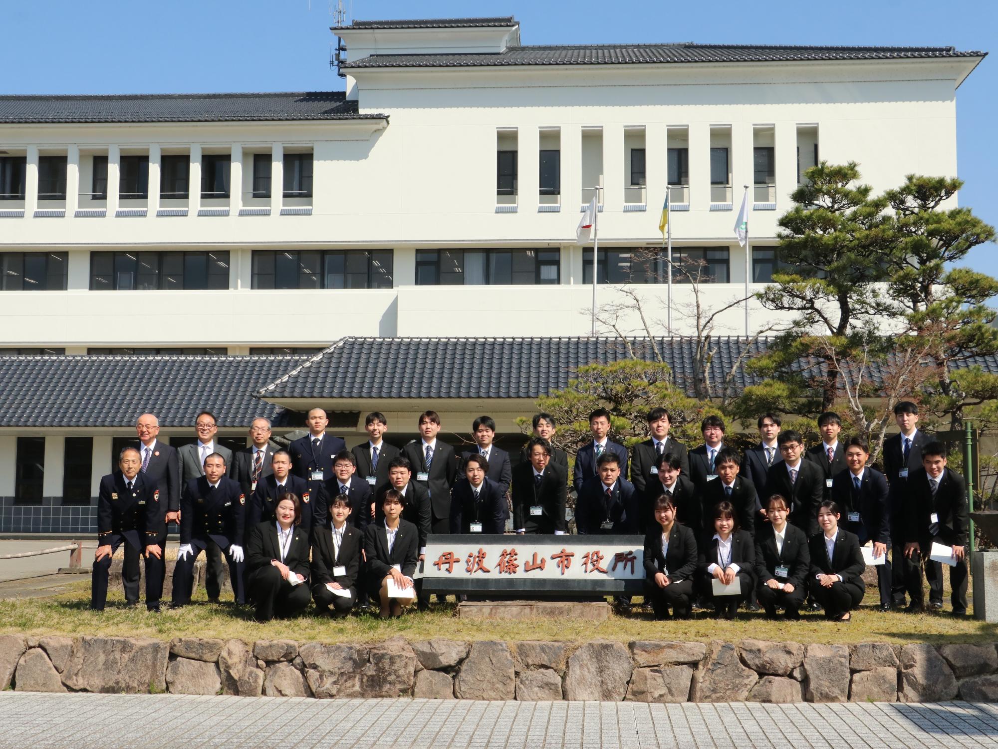 市役所前で新規採用らの集合写真