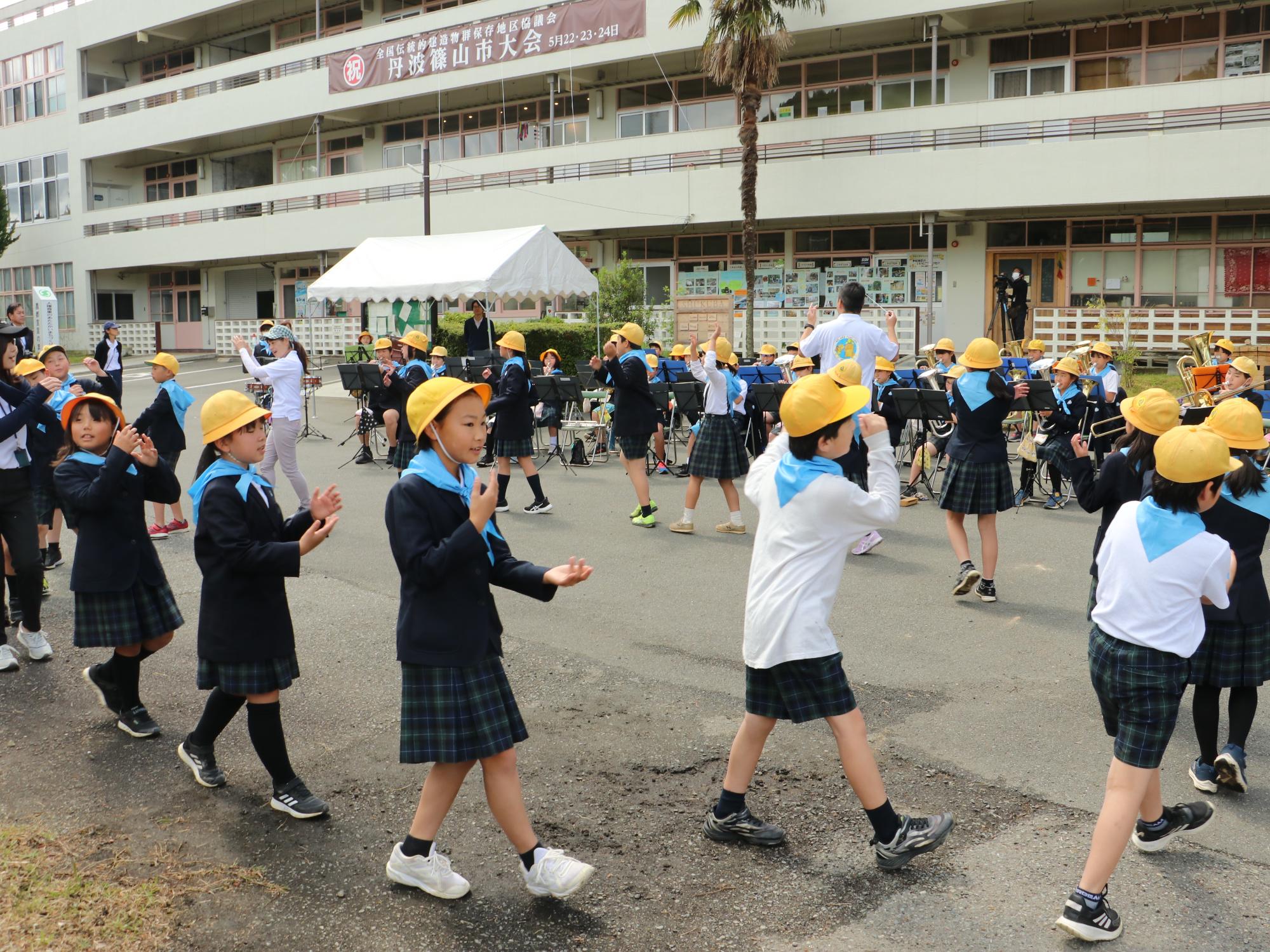 多紀小学校の児童がデカンショを踊る