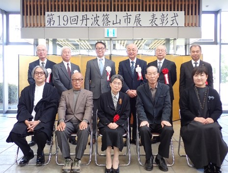 受賞者の皆さんと来賓の皆さんの集合写真