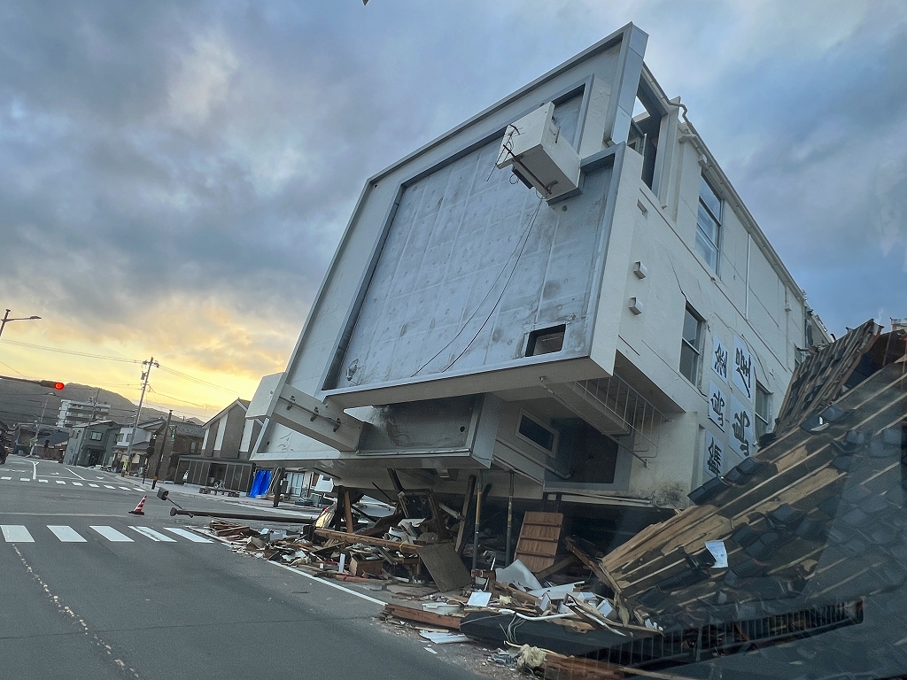 輪島市にて、大きく横に倒れた建物