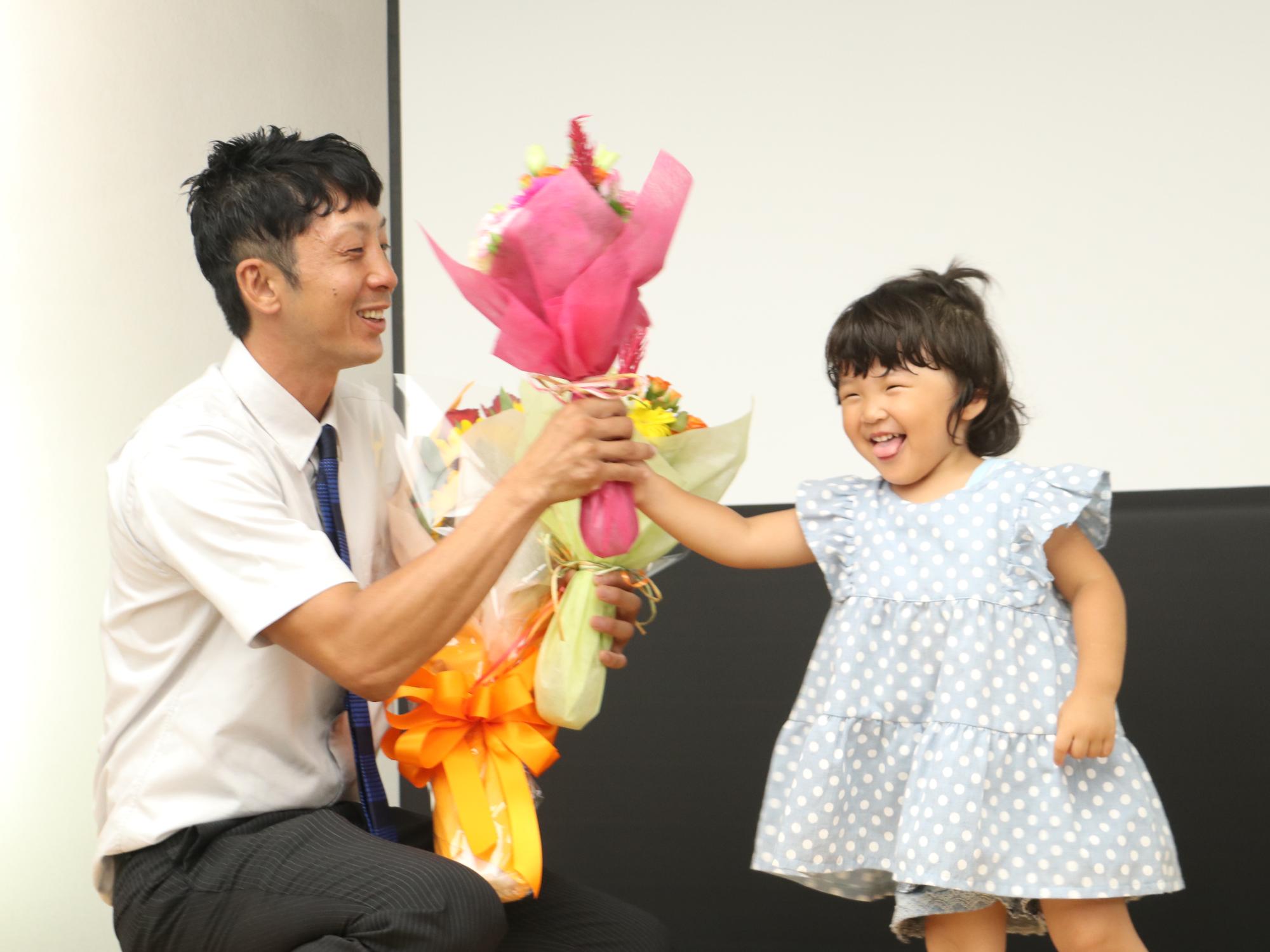 娘さんからも角谷選手へ花束の贈呈