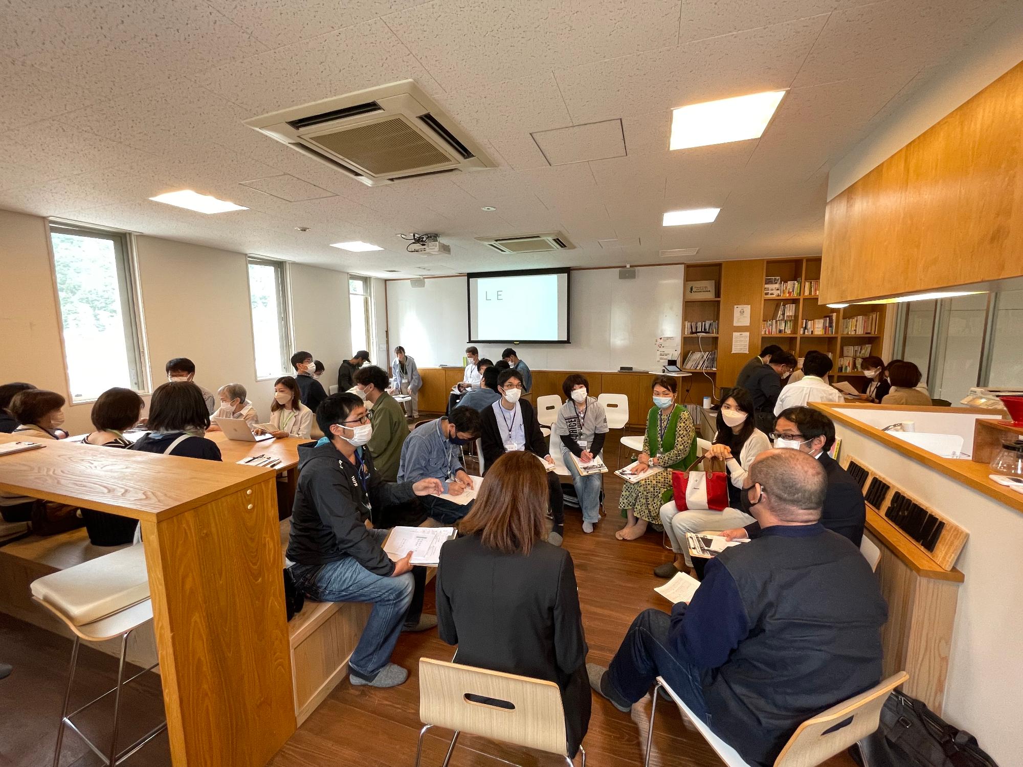 受講生が3つの輪になって意見交換している