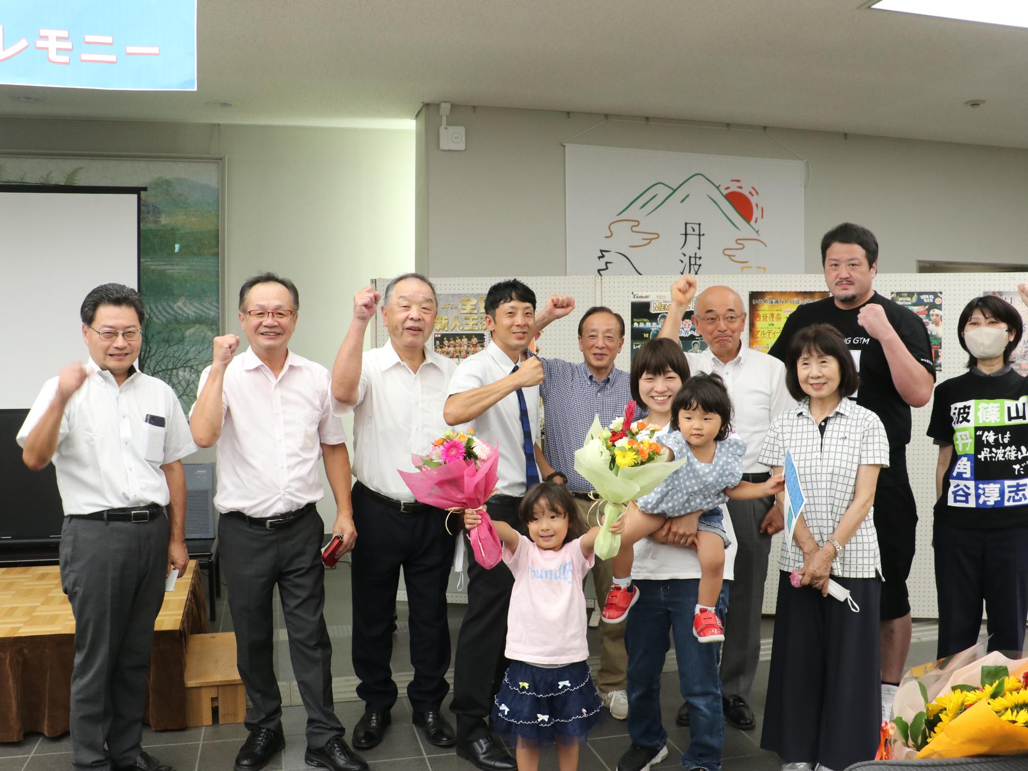 市長、角谷選手、家族の皆さん、冴城トレーナー、市職員の皆さんで撮影