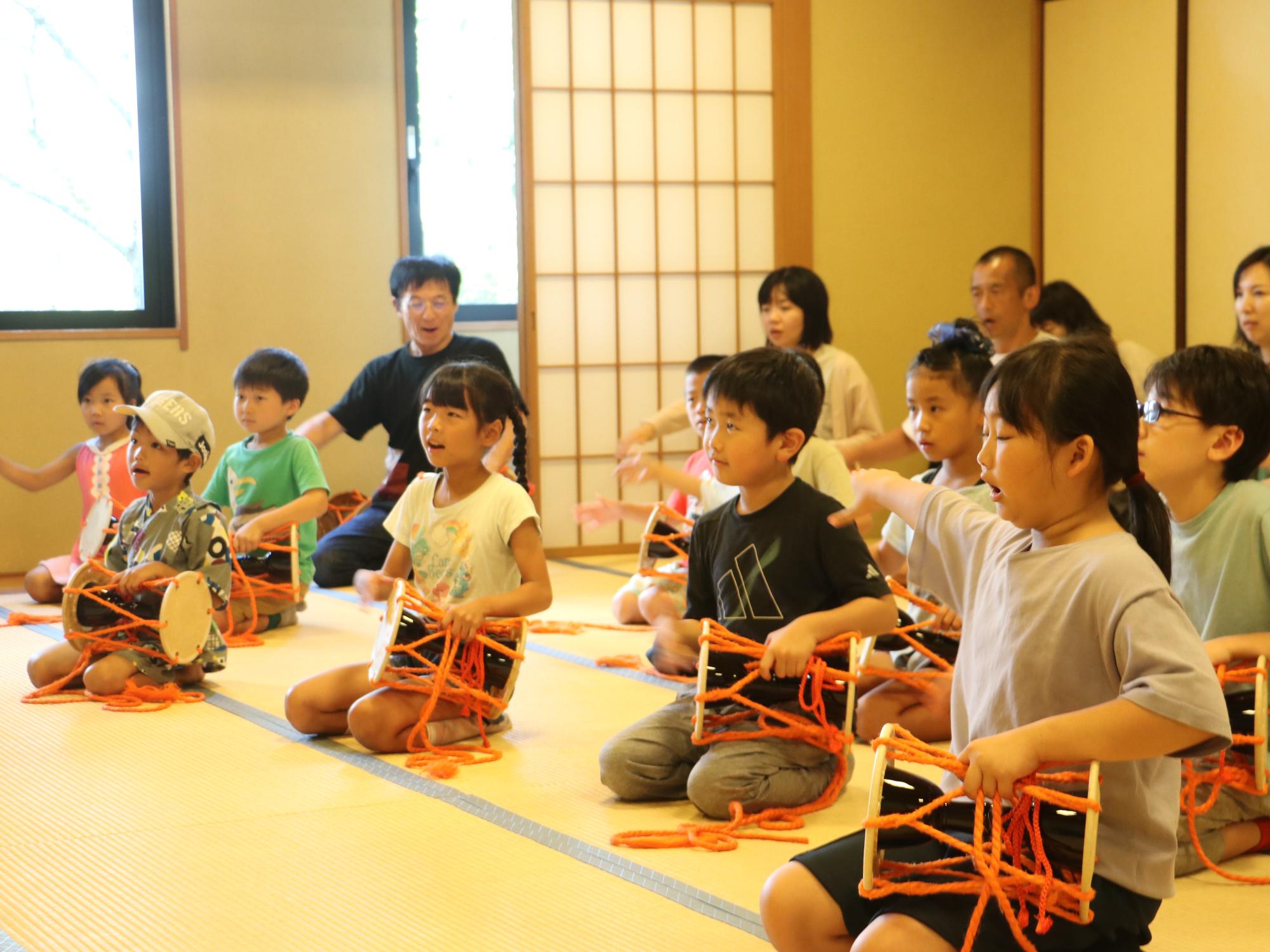 鼓を練習する子どもたち