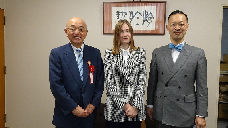 市長とナディヤさん、岡部教授の記念撮影