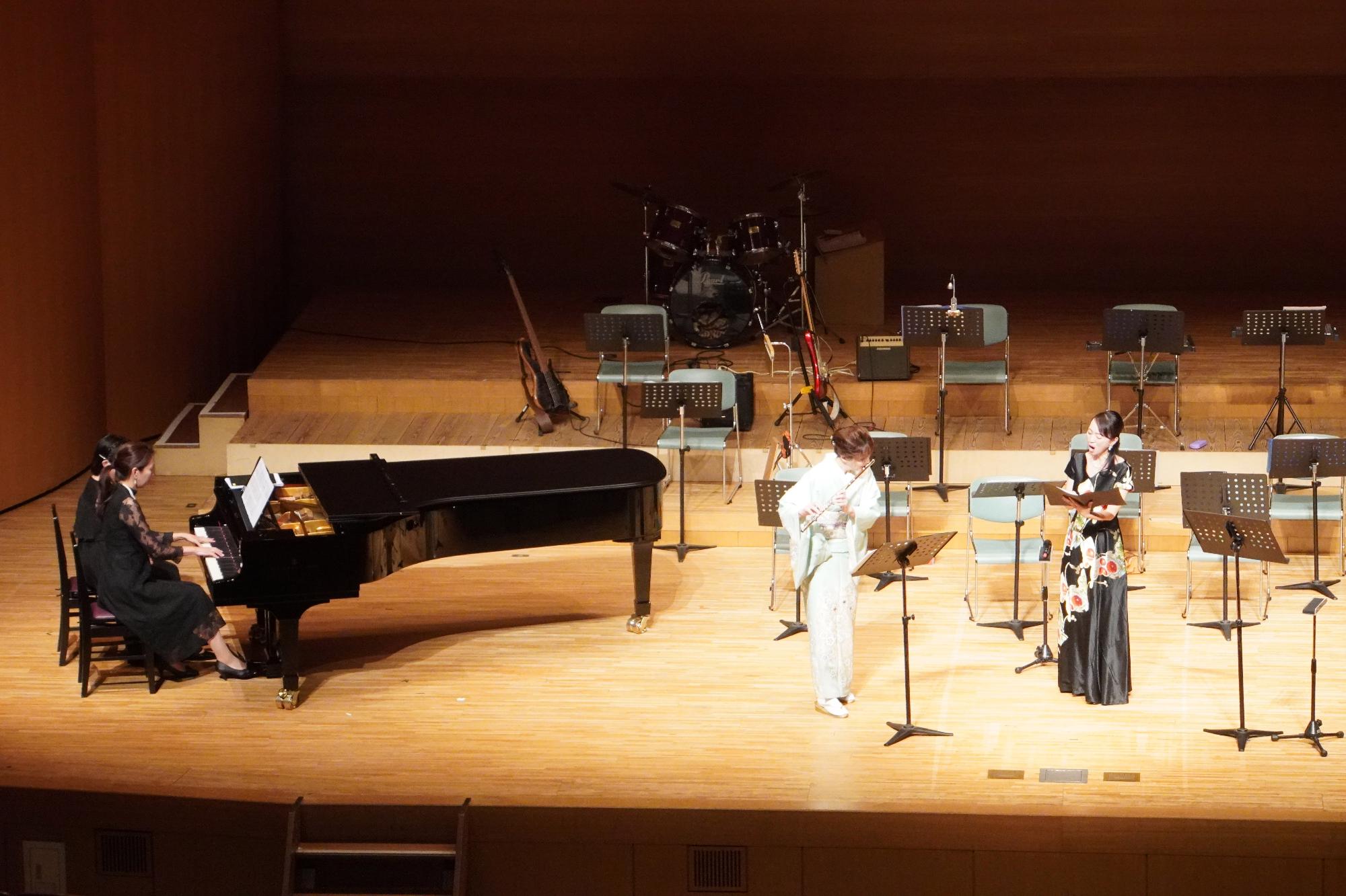 舞台でフルートやピアノを演奏されている