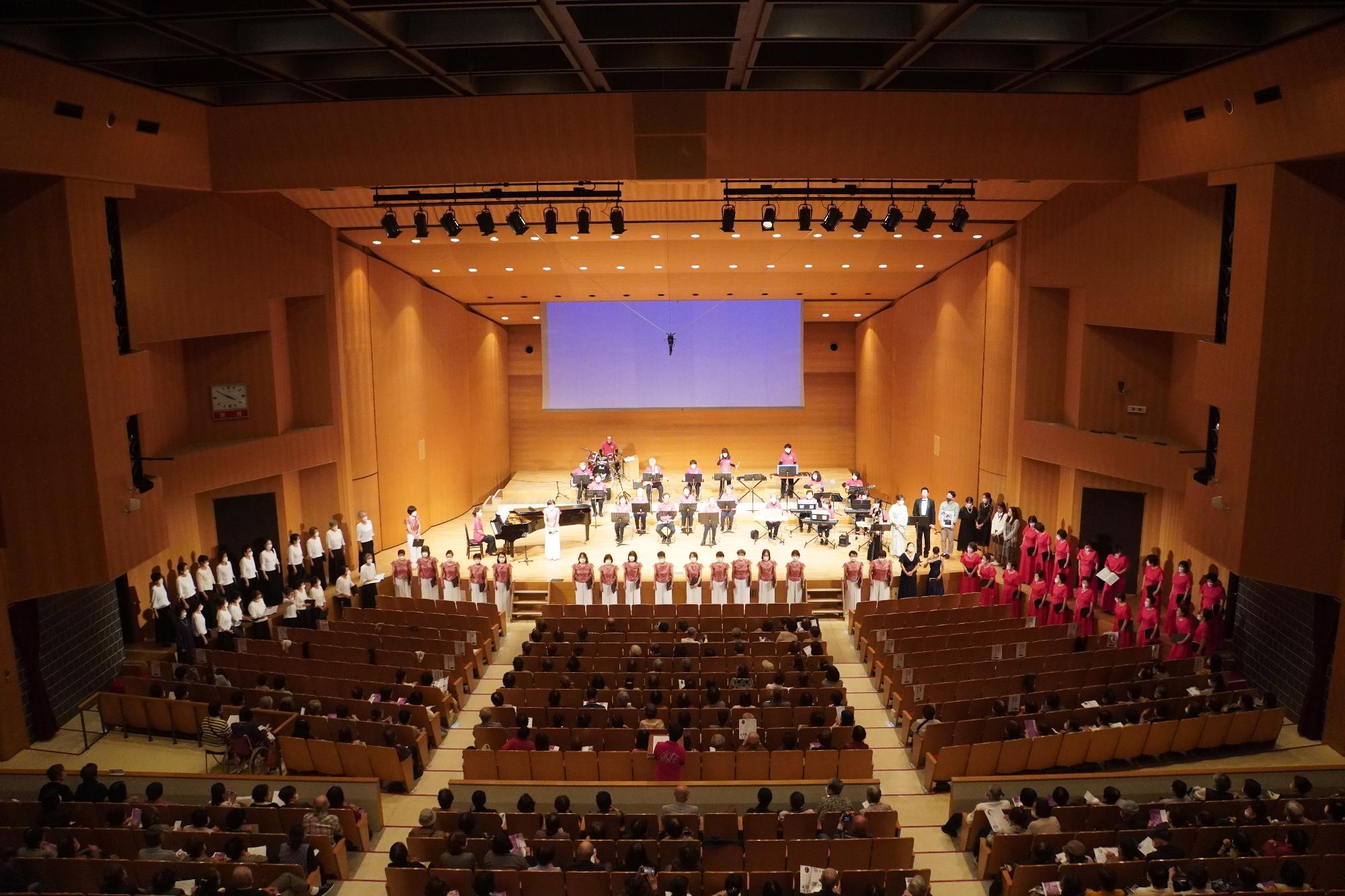 舞台や花道で、楽器の演奏や歌を歌っている