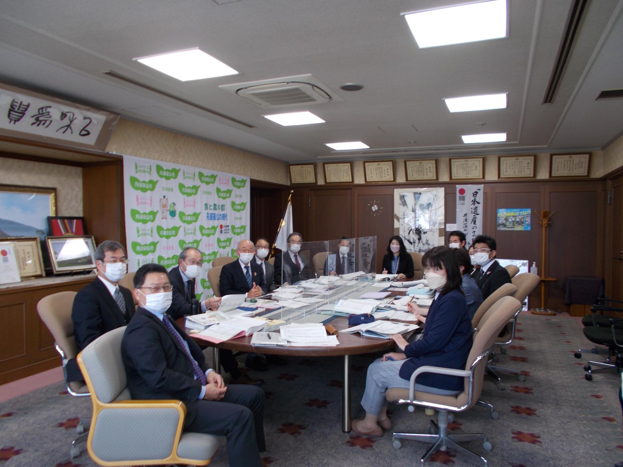 応接室で市長、副市長、理事と関係職員がヒアリングを行っている最中に振り向いて記念撮影