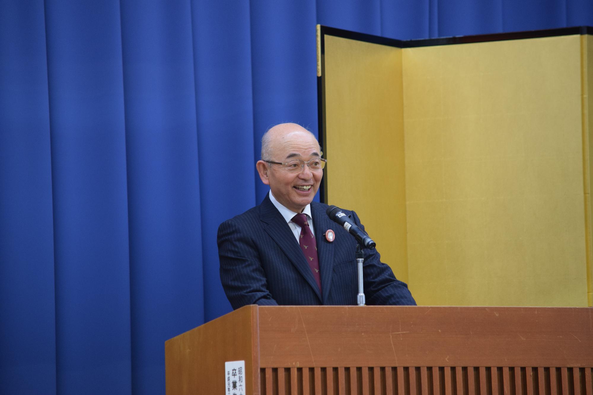 式典で市長が挨拶されている