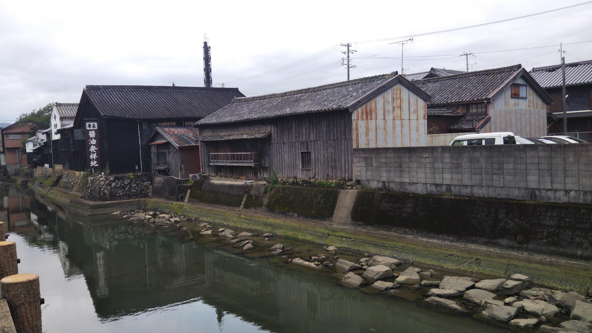 川辺にある醤油づくりの蔵