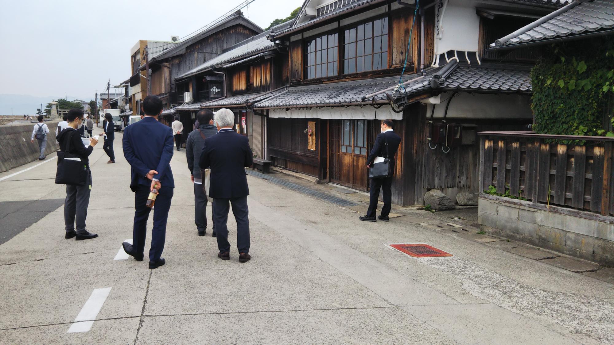 数名がまちを散策している