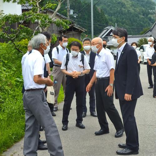 視察に来られた方と、市長、地元の方がほ場の前で話している