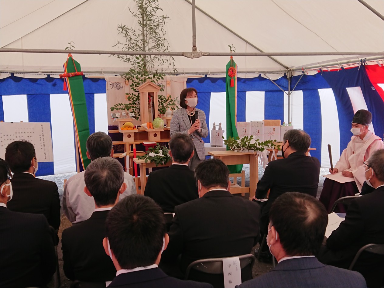 地鎮祭であいさつする佐藤社長