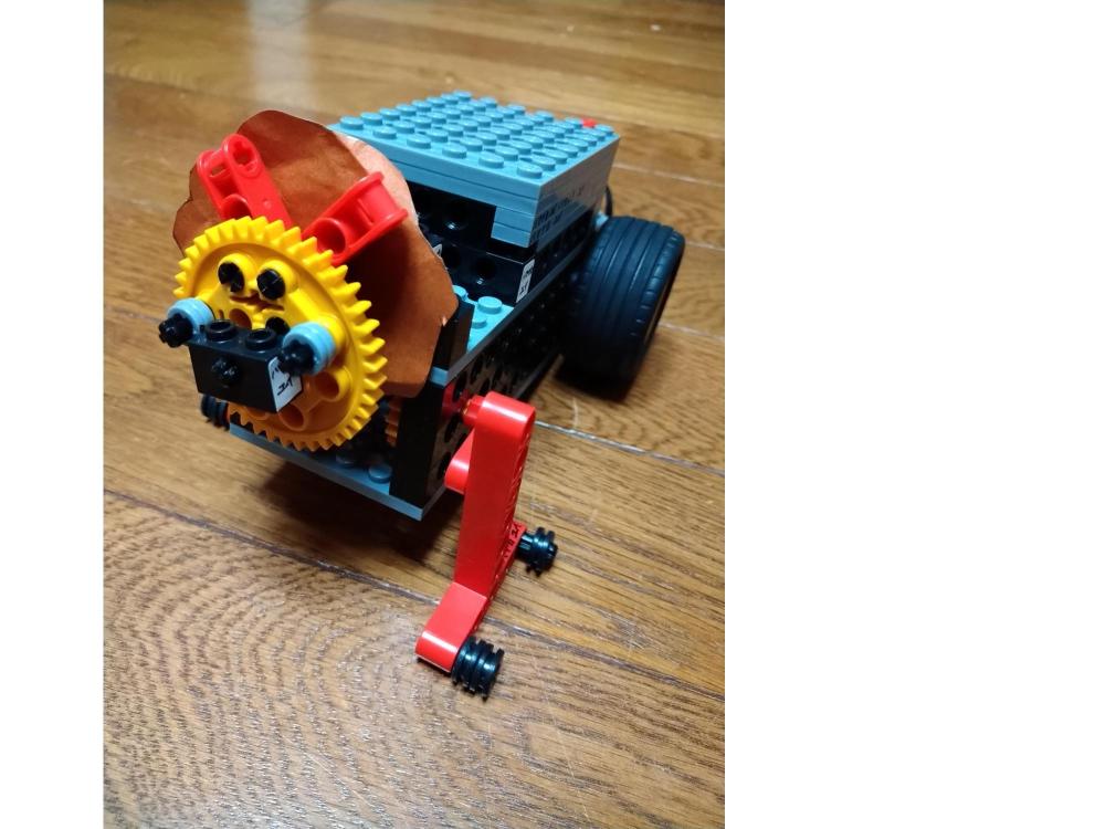 ライオンをモチーフにしたロボットが床を動いている