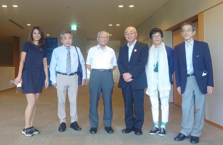 世界平和アピール七人委員会の講演会に参加された委員の皆さんと市長の記念撮影