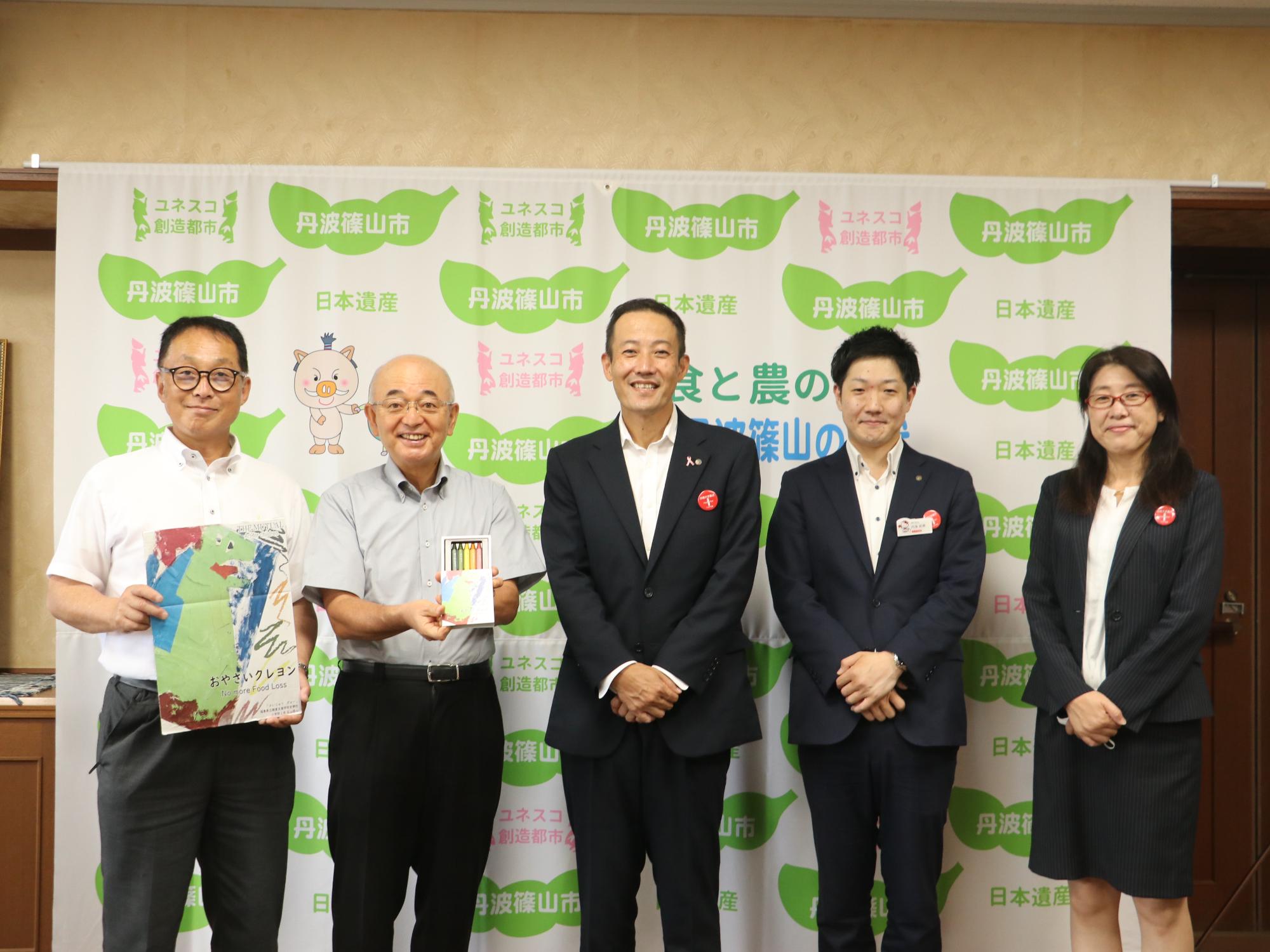 市長、教育長とおやさいクレヨンを寄贈していただいた会社の方との記念撮影