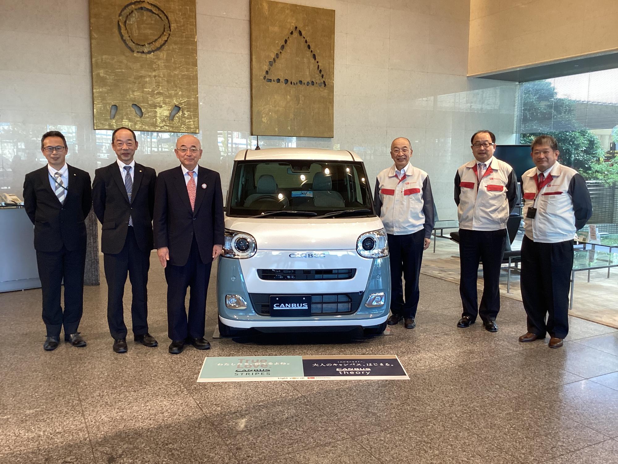 市長の、市職員が、ダイハツ工業で皆さんと記念撮影