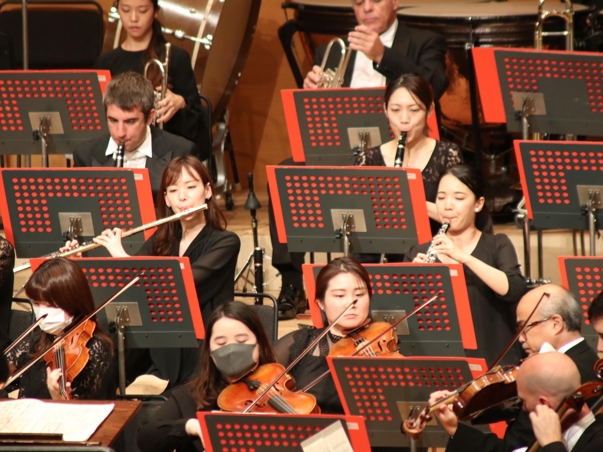 フルートやクラリネット、バイオリンを演奏している