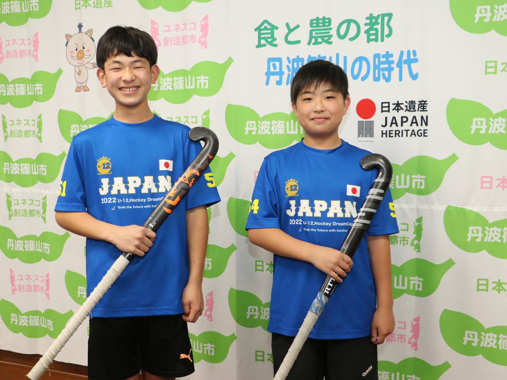 男子中学生のホッケー選手2人が記念撮影