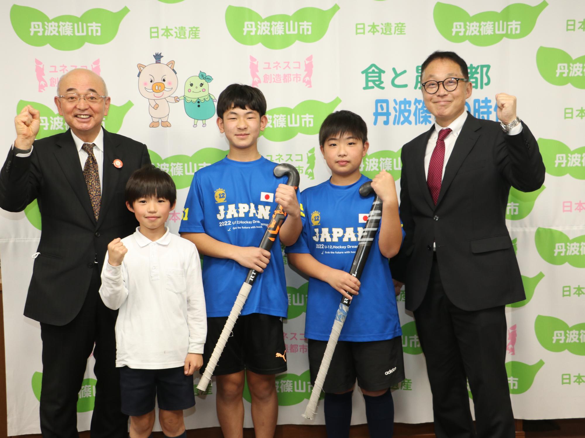 表敬訪問してくれたホッケー選手、市長、教育長の記念撮影