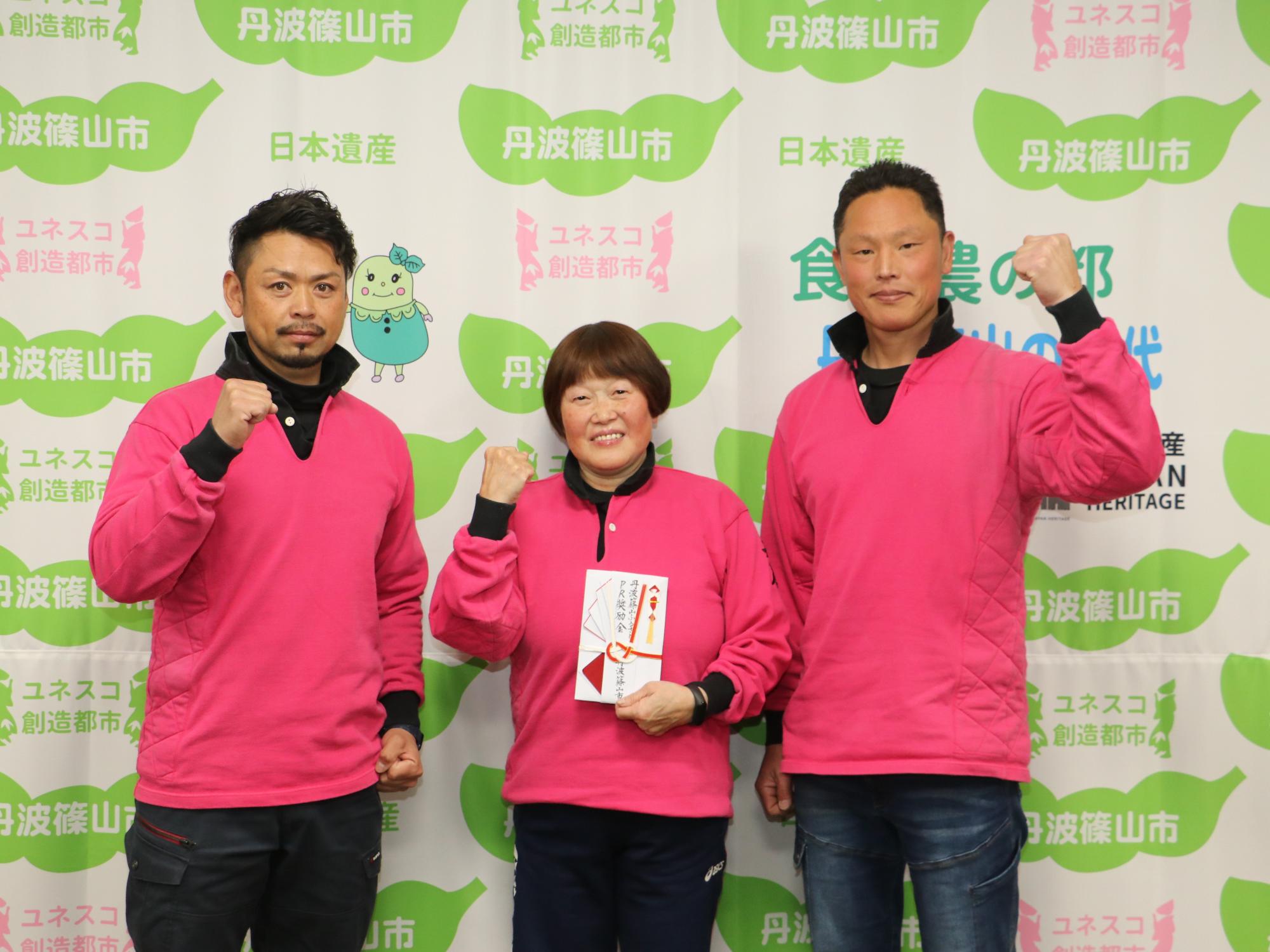 表敬訪問に来られた綱引きチームの方が記念撮影