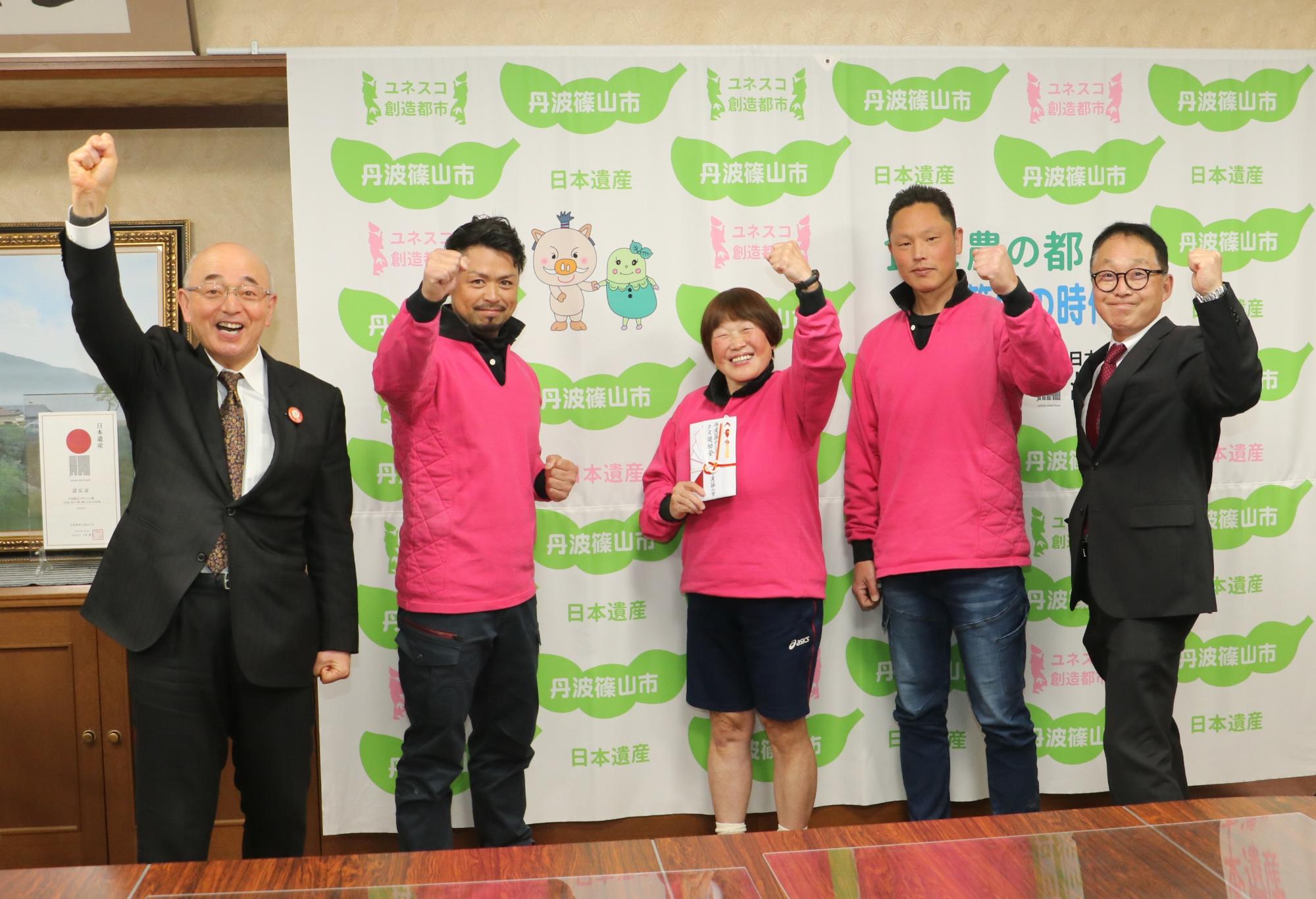 市長、教育長、綱引きチームの皆さんで記念撮影