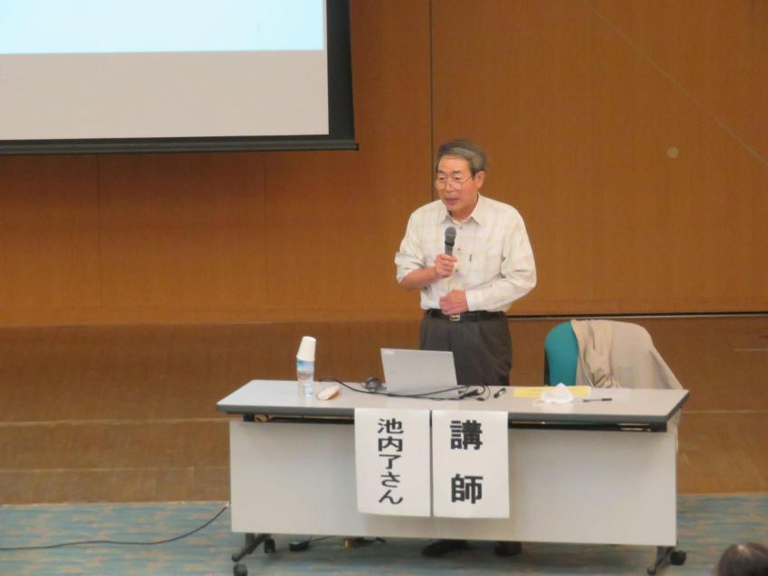 講師の先生が立って話をされている