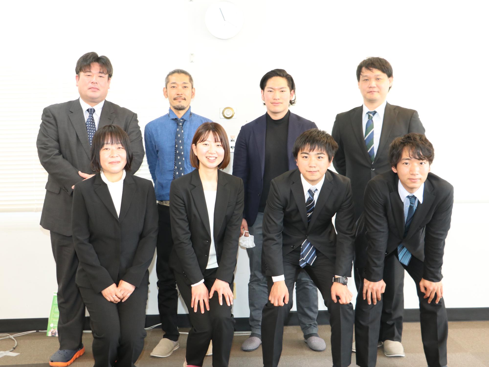 新しい地域おこし協力隊8名の記念撮影