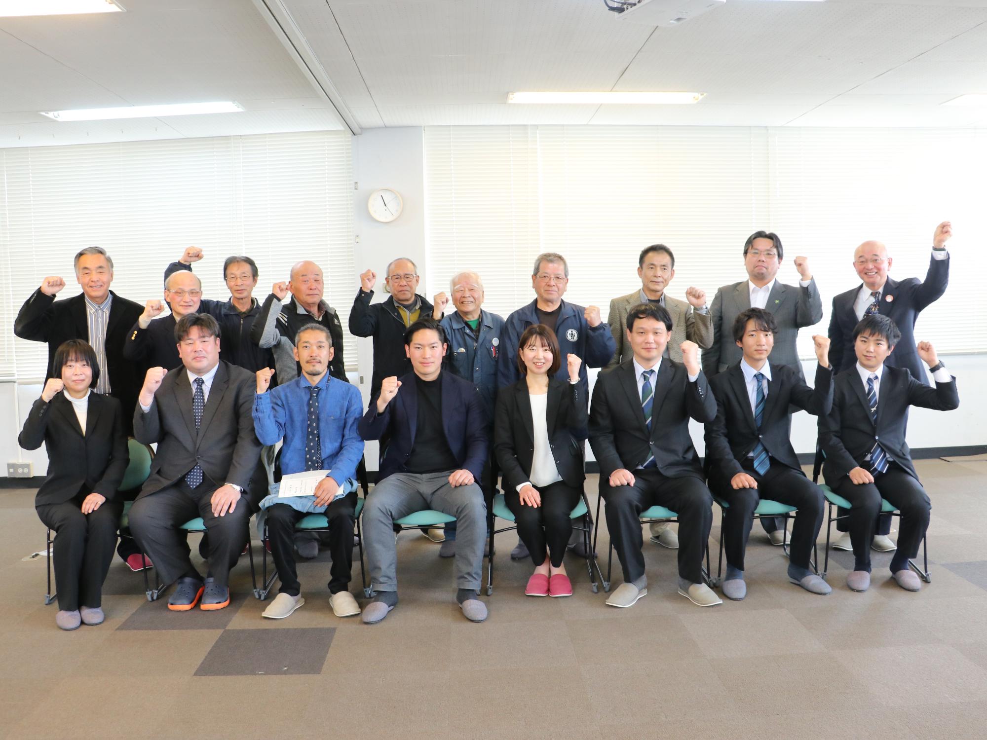 新しい地域おこし協力隊8名と担当する地元の皆さんとの記念撮影