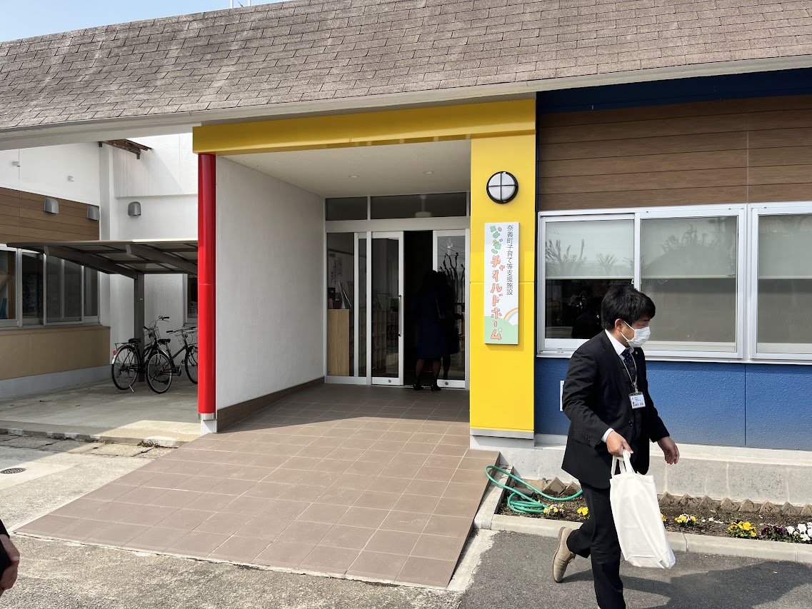 なぎチャイルドホームの玄関