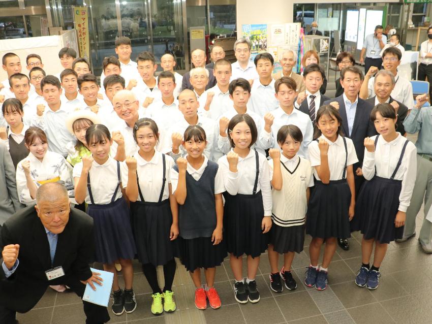 長澤先生の就任セレモニーに参加した市長、野球部、ソフトボールチームの子どもたちとの記念撮影