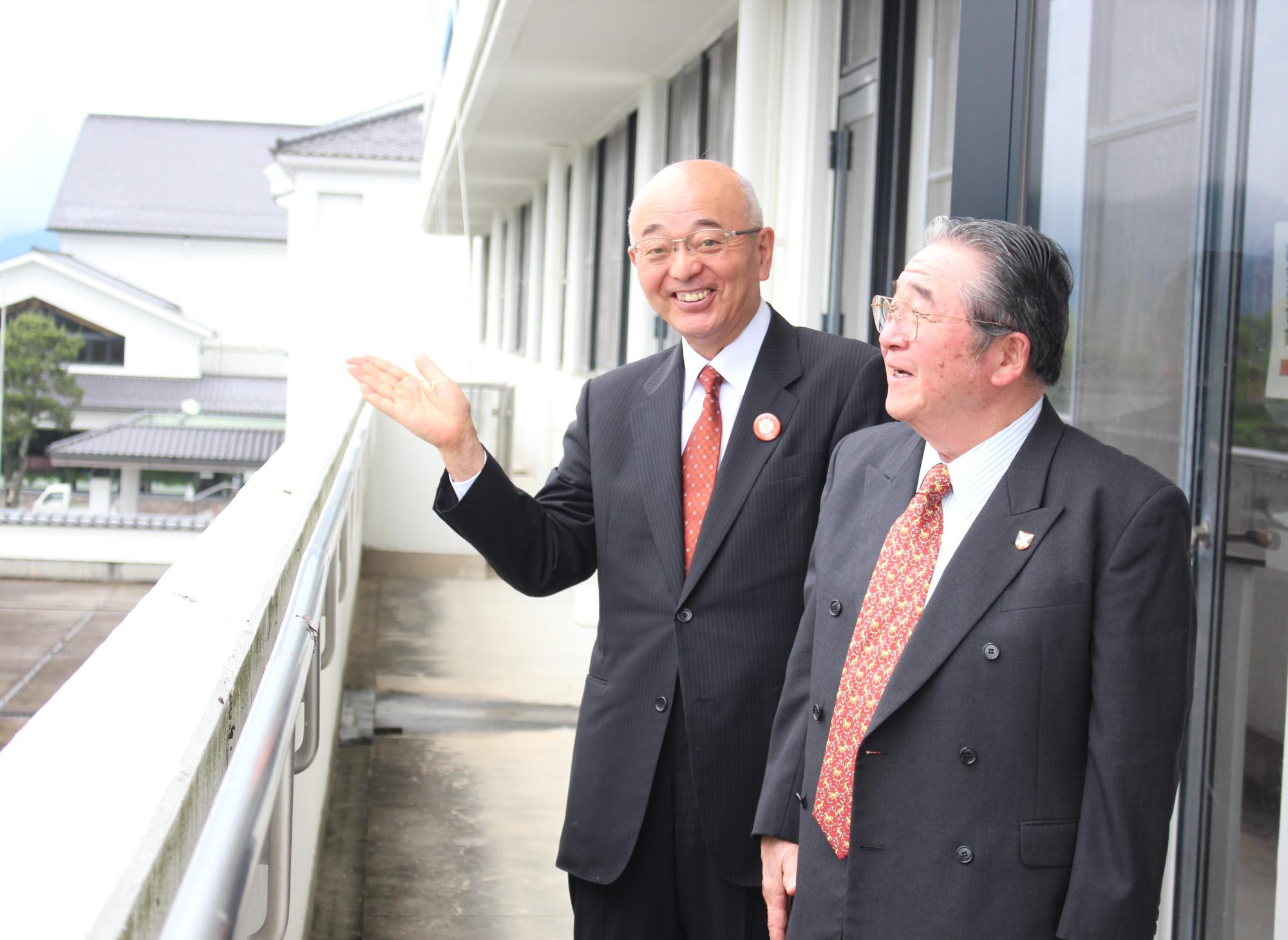 田辺眞人さんに篠山小学校を紹介する市長