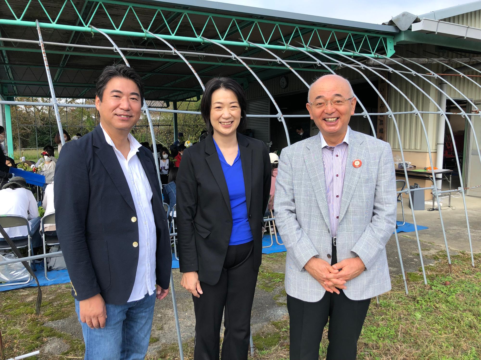 黒枝豆の収穫に来られたANAの方と、市長、小田垣社長さんとの記念撮影