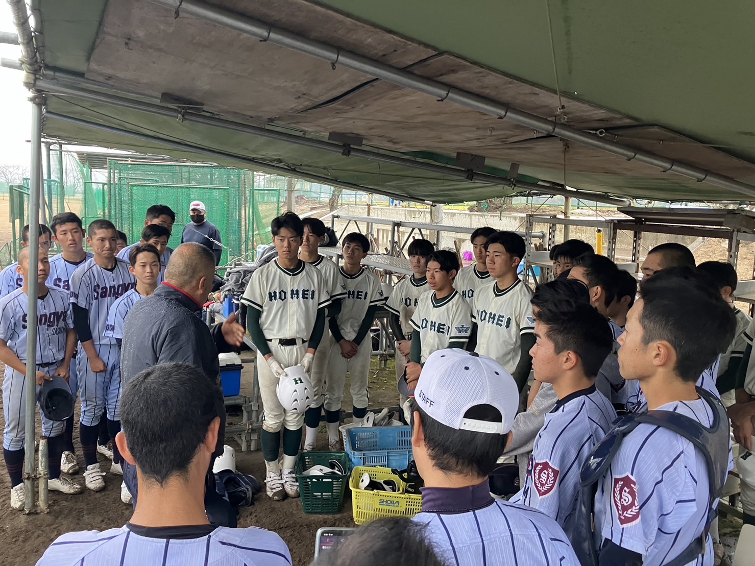 ベンチに両校が集まり、スポーツ振興官が激励している