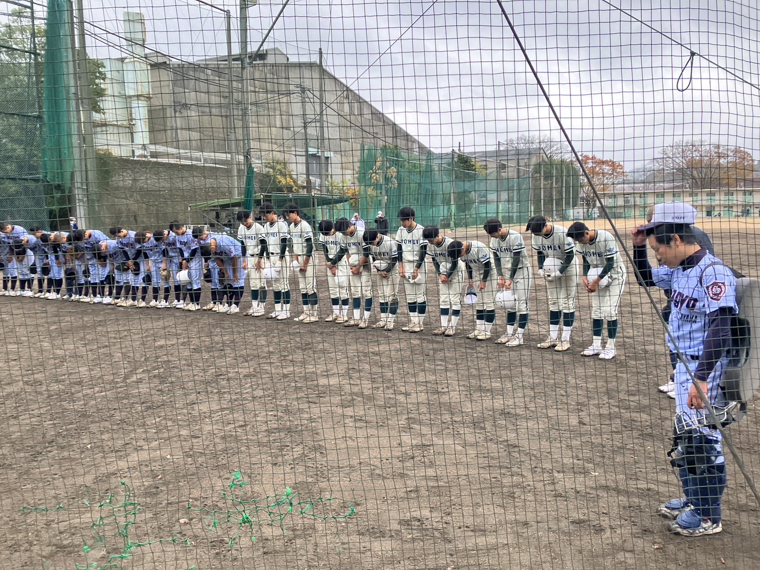 デカンショマッチ終了後、両校が一列に並んで一礼している