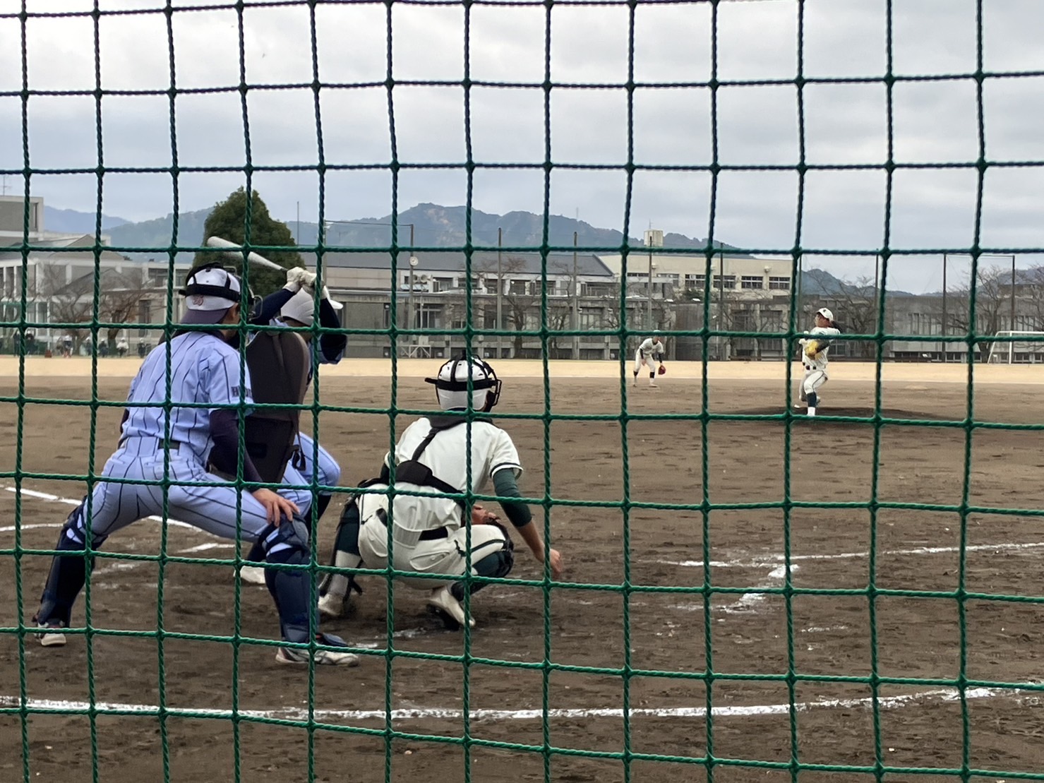 野球の試合で、キャッチャーがマウンドから投げている