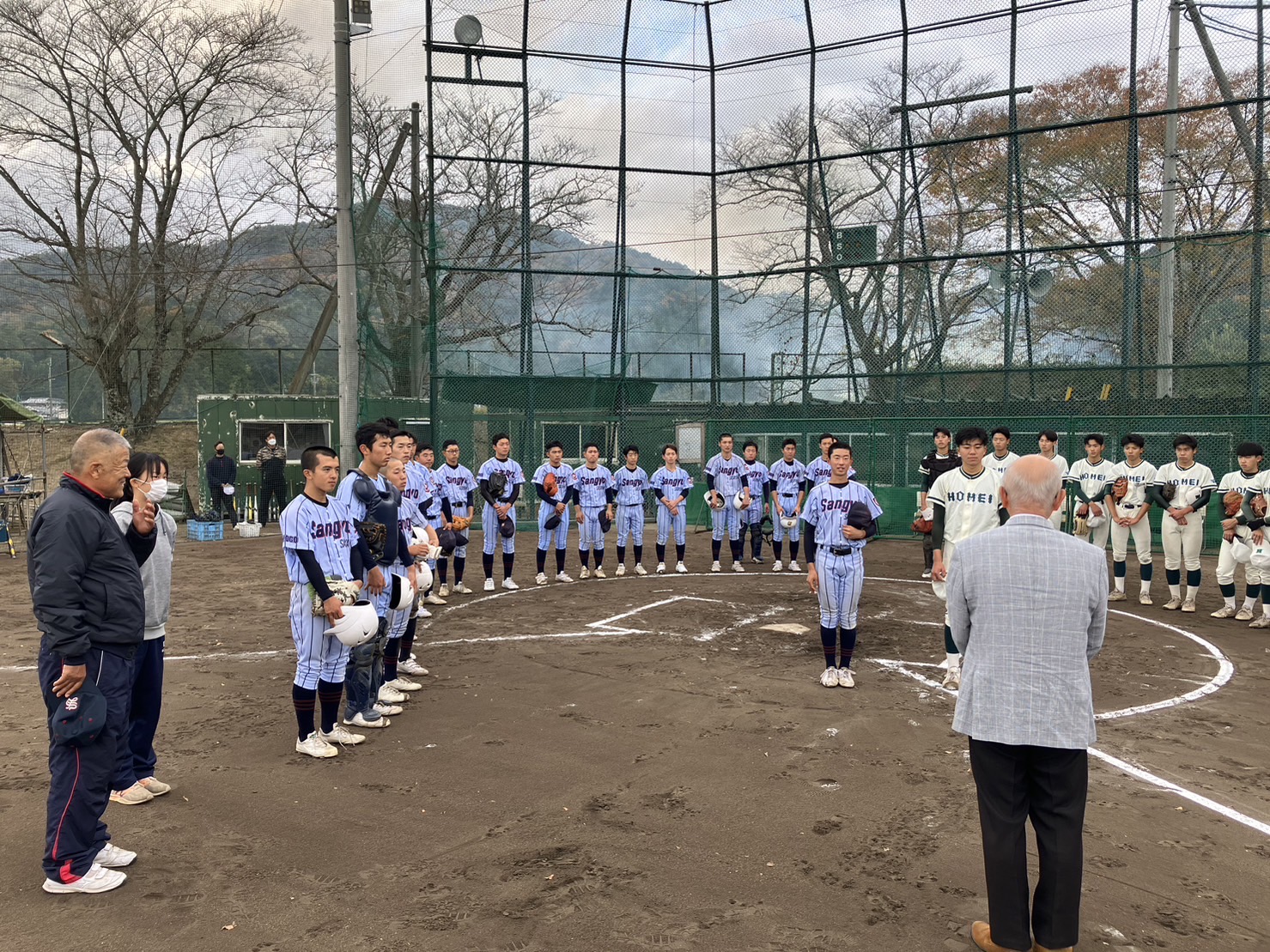 デカンショマッチ前に、両校の選手が集まり、市長が激励している