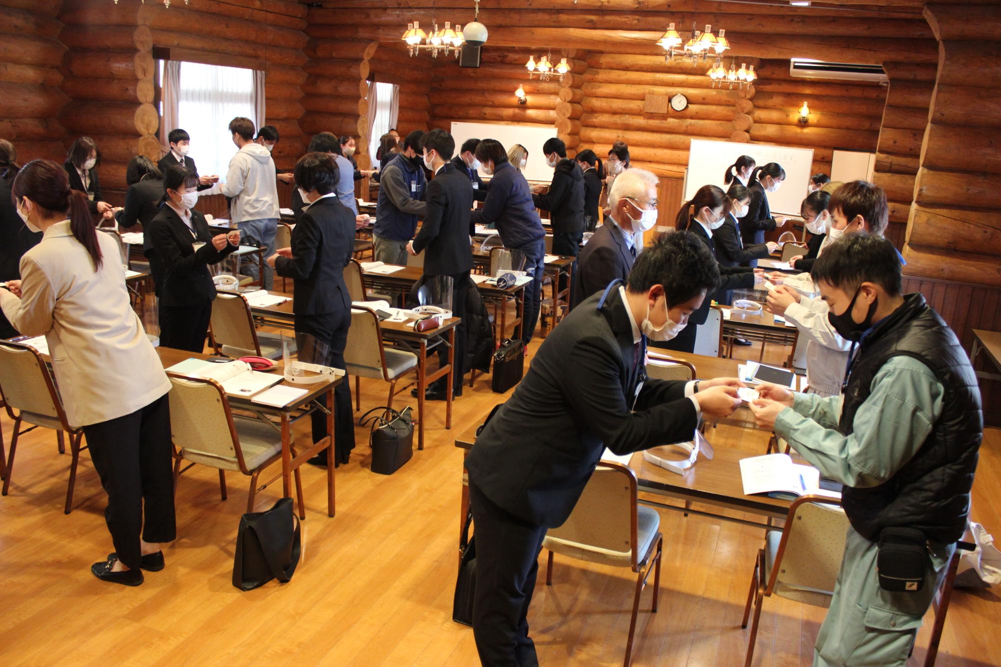 研修で新規職員が名刺交換の練習をしている