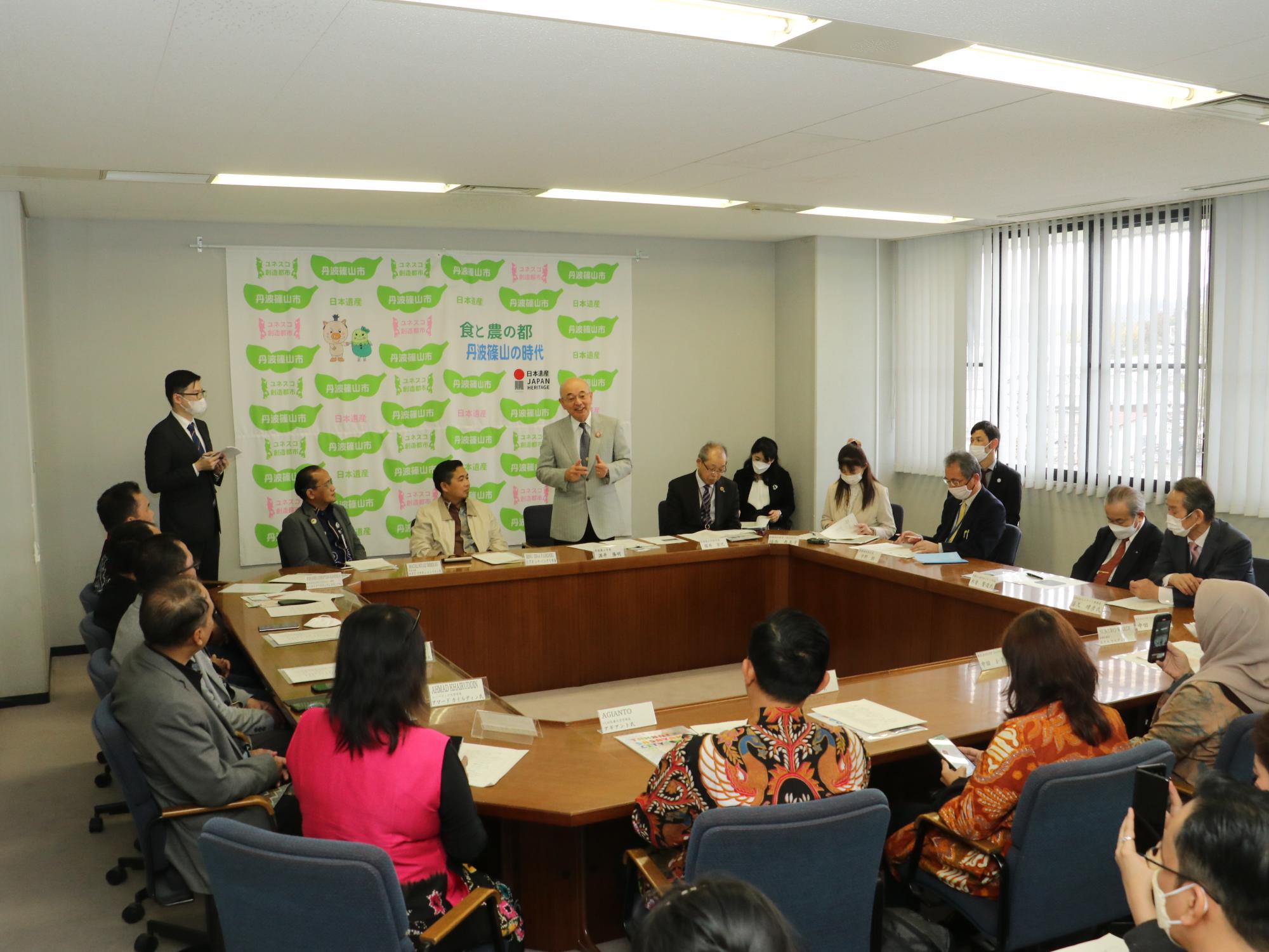 バンジャルマシン市の方が視察に来られ、会議室で市長がご挨拶されている