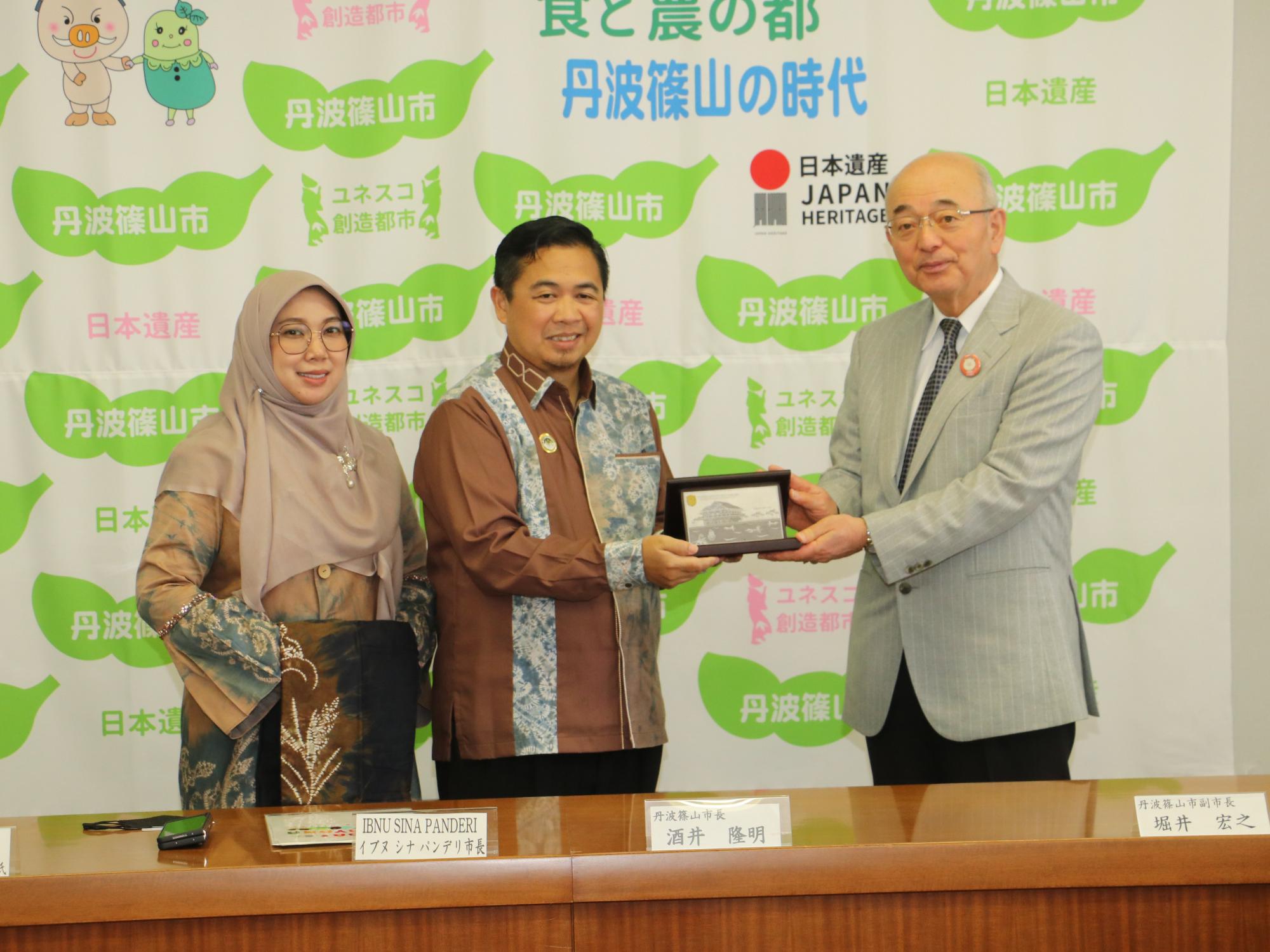 バンジャルマシン市長が、酒井市長にお土産を渡されている