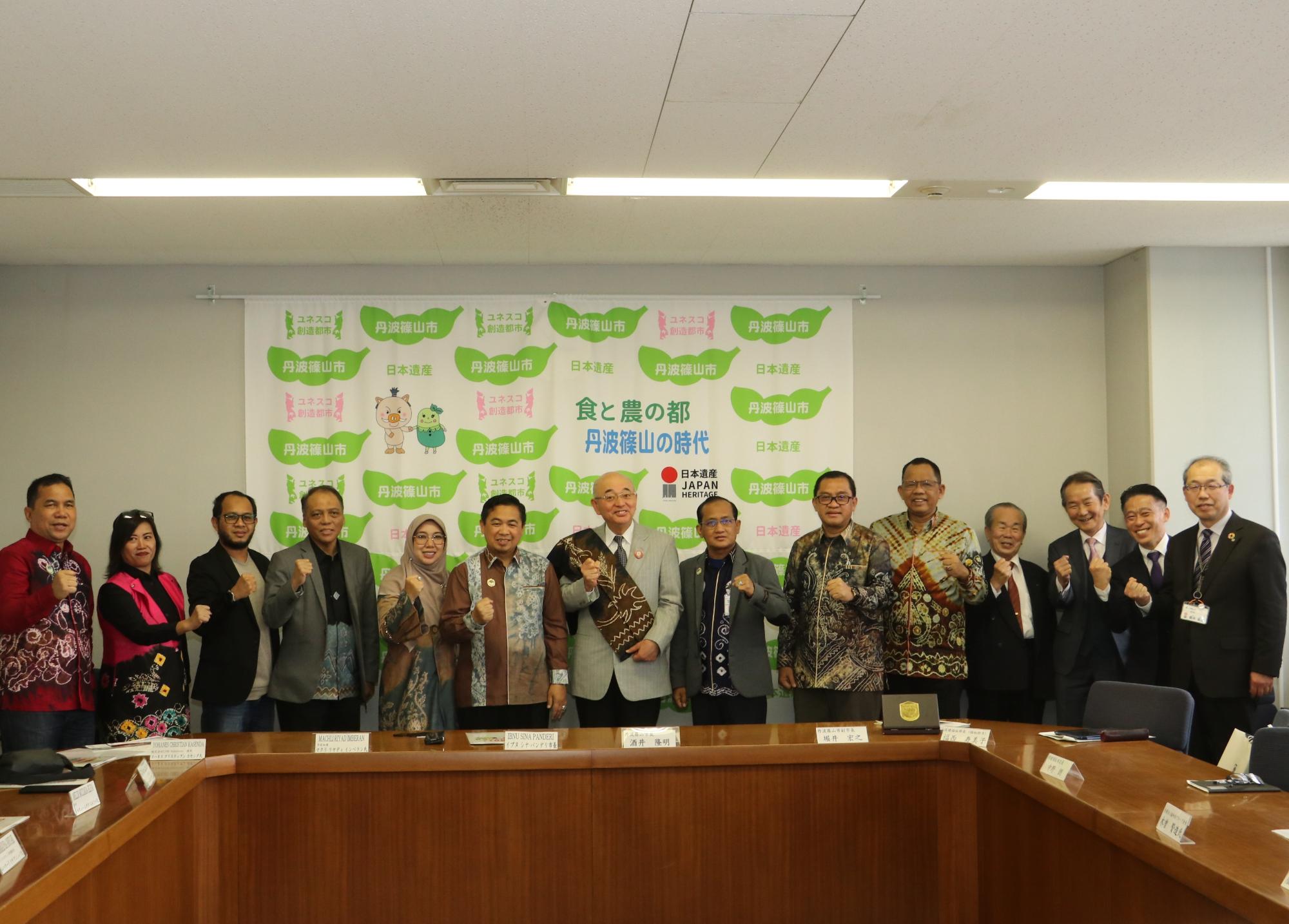 市長、篠山学園の皆さん、バンジャルマシン市の皆さんと記念撮影