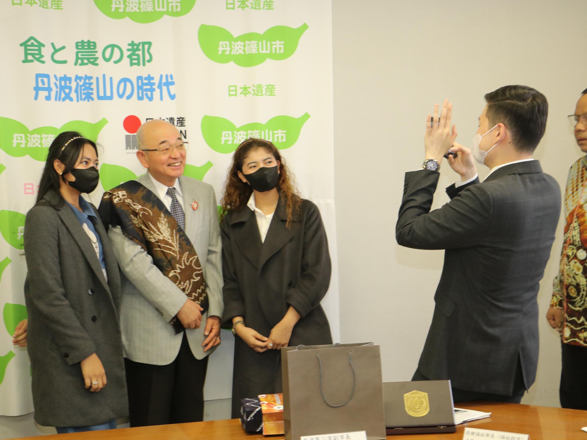 市長がバンジャルマシン市の方たちと記念撮影している