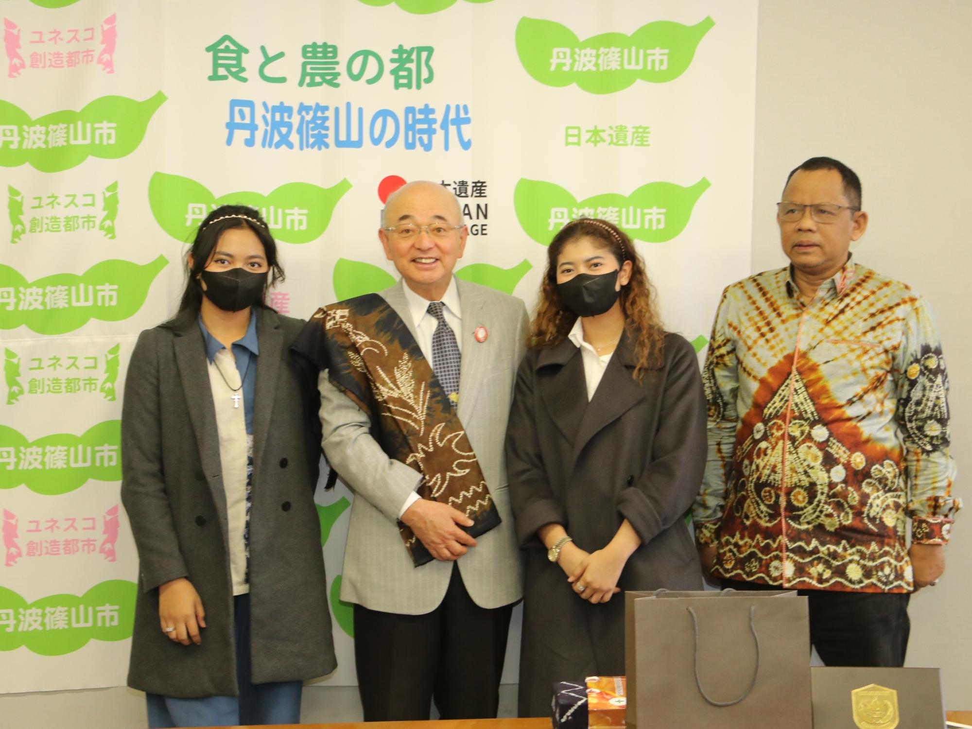 市長がバンジャルマシン市の方たちと記念撮影している