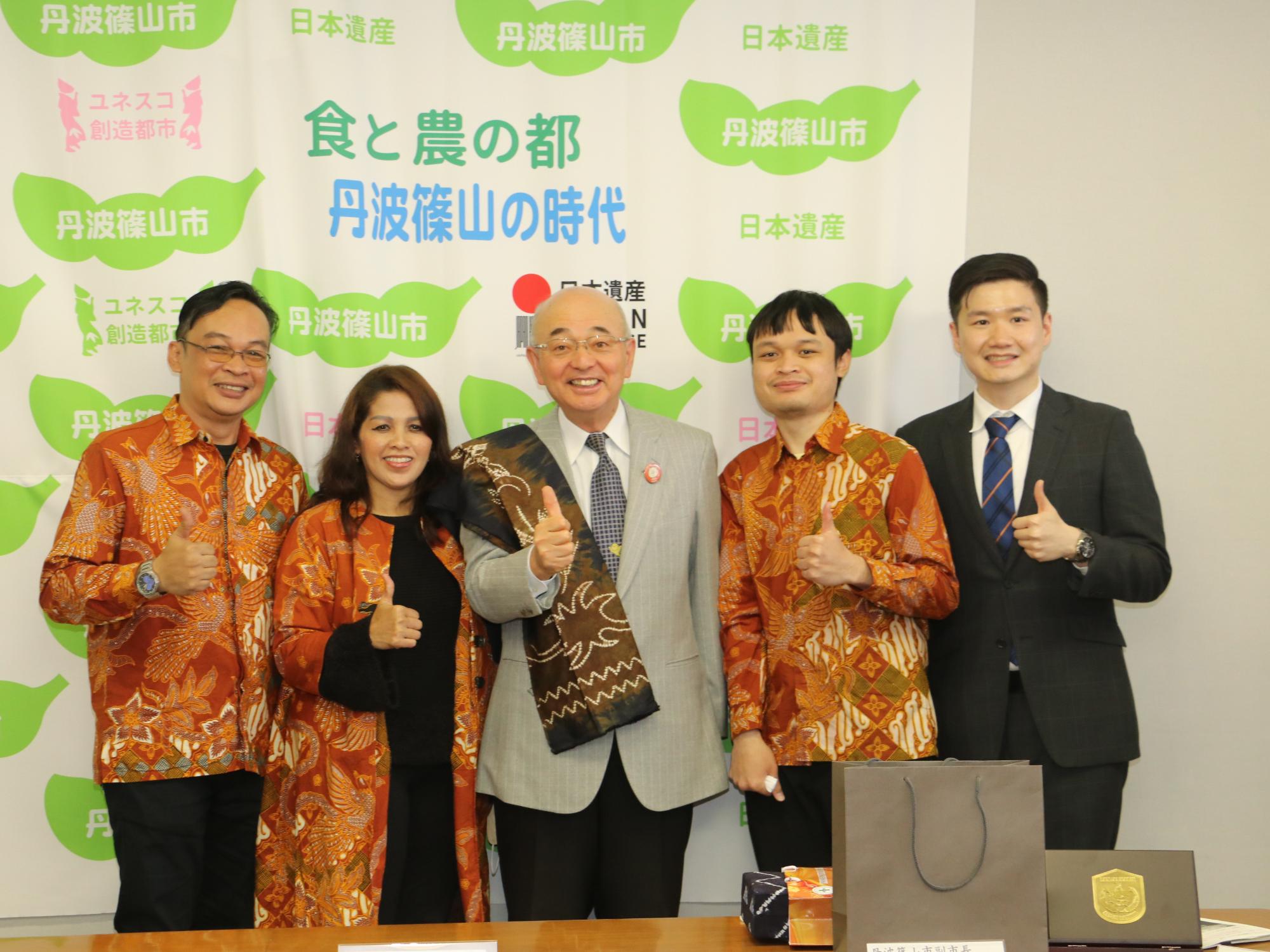 市長がバンジャルマシン市の方たちと記念撮影している