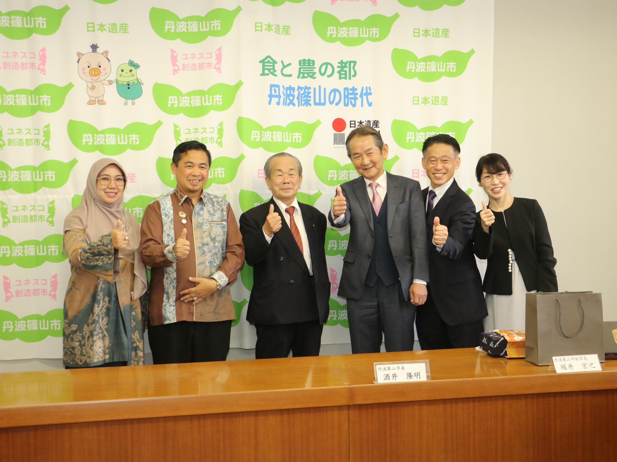 篠山学園の関係者と、バンジャルマシン市の方が記念撮影している